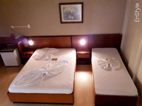 3 twin beds