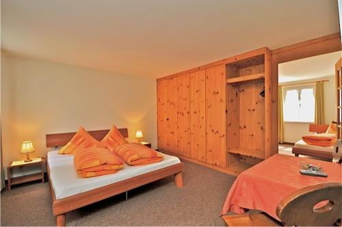 2 queen beds, 1 twin bed