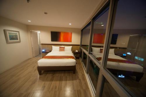 room detail thumbnail 2