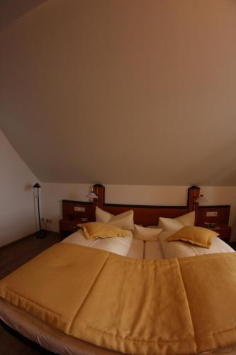 1 queen bed, 1 sofa bed