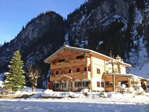 B&B Mayrhofen - Quaint Chalet in Mayrhofen near Ski Lift - Bed and Breakfast Mayrhofen