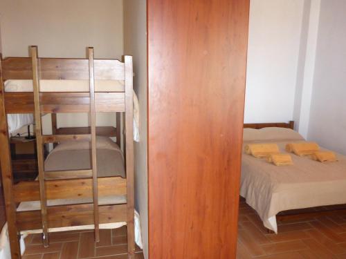1 queen bed, 1 bunk bed