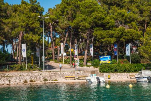 Victoria Mobilehome Camping Village Poljana - Village et club de vacances - Mali Lošinj