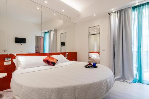 Deluxe Double Room with Side Sea View image 2