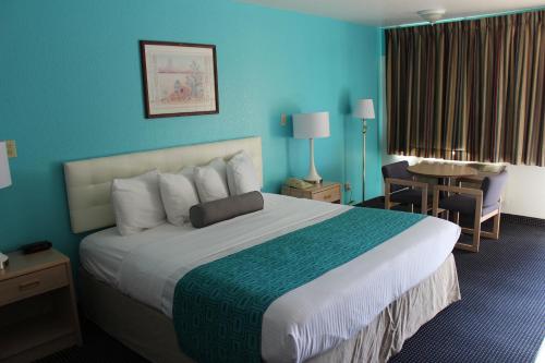 Howard Johnson by Wyndham Holbrook - image 5