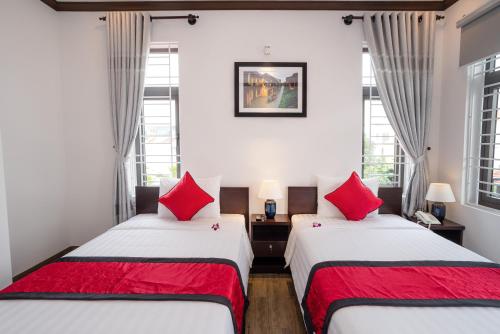 Vinci Villa Hoi An Located in Son Phong, Vinci Villa Hoi An is a perfect starting point from which to explore Hoi An. The property offers a high standard of service and amenities to suit the individual needs of all trav