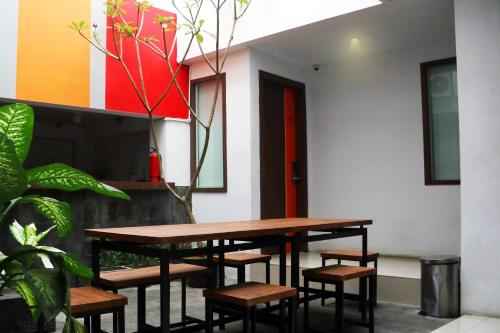 Garden, Front One Inn Sidoarjo in Sidoarjo