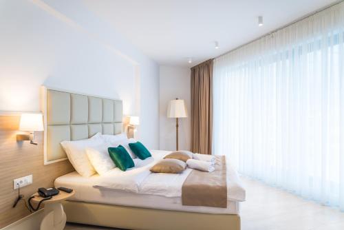 Deluxe Double Room with Balcony and Sea View image 10
