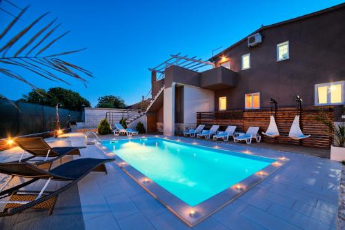 Stylish & luxury villa with pool, biliard, extra pool heating available Liznjan
