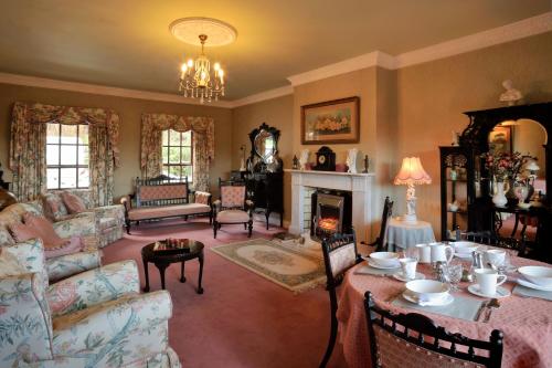 Pinewood Lodge Guest House - image 3