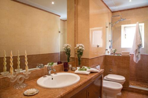 Suite Oriani Located in Flaminio and Parioli, Suite Oriani is a perfect starting point from which to explore Rome. The hotel offers a wide range of amenities and perks to ensure you have a great time. Take advanta
