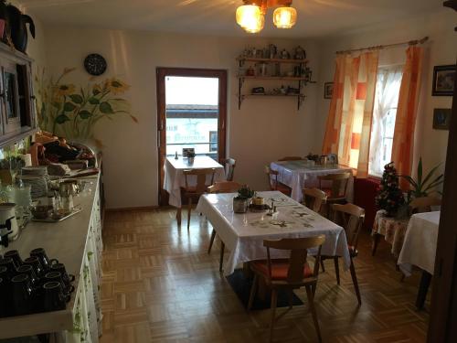 ห้องอาหาร, Hostel Weisses Rossl in กัสเซอ