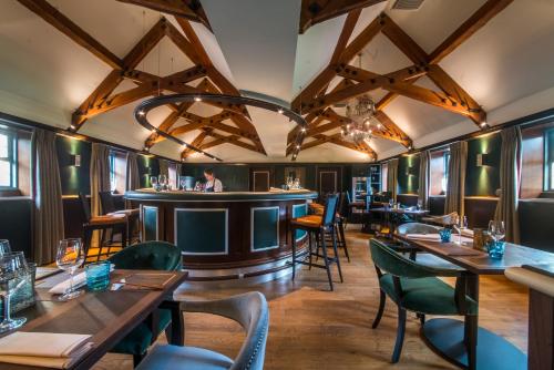 Restorāns, Whatley Manor in Brokenborough