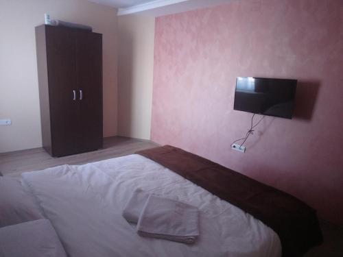 Prenociste HRAST in باراسين