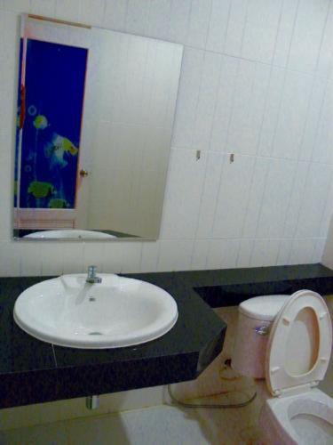 Bathroom, Wangthong Beach Resort near Nong Chim Health Promoting Hospital