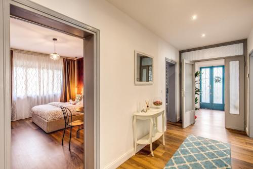 AwesHome - Vintage Rooms & Garden