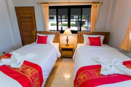Samui Reef View Resort The 3-star Samui Reef View Resort offers comfort and convenience whether youre on business or holiday in Samui. Featuring a satisfying list of amenities, guests will find their stay at the property a