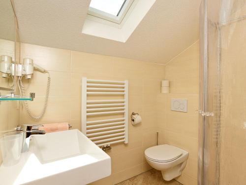room detail thumbnail 2