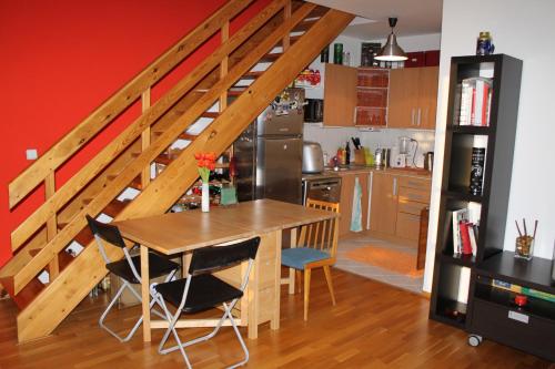 Sunny Two-story Apartment Kyje, Praha (fotografie 2)