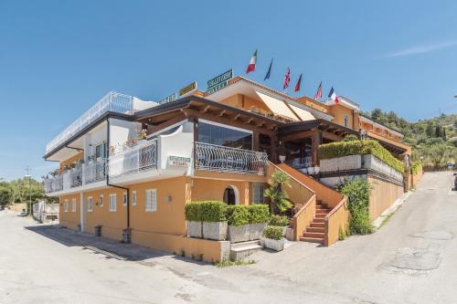 Зовнішній вигляд готелю, Hotel Ristorante Colleverde in Кастелябат