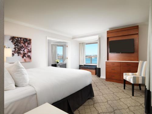 Signature Harbour View Suite: King Bed with Sofa Bed