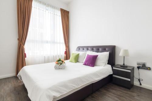 1 queen bed, 2 sofa beds