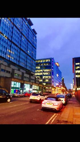 Glasgow Central Station SKYLINE Apartment with Parking (2 bedrooms, 2 bathrooms, 1 living room-Kitchen), Глазго (фото 4)