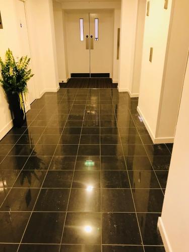 Glasgow Central Station SKYLINE Apartment with Parking (2 bedrooms 2 bathrooms 1 living room-Kitchen) - image 9