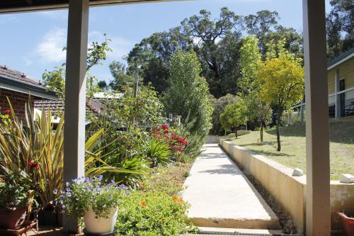 Bridgetown Valley Lodge - 정원