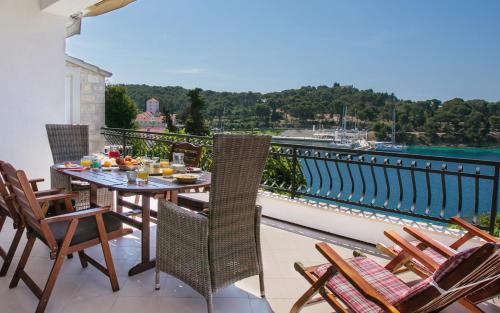 Golden view luxury apartment - image 8