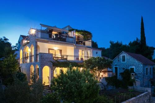 Golden view luxury apartment - image 2
