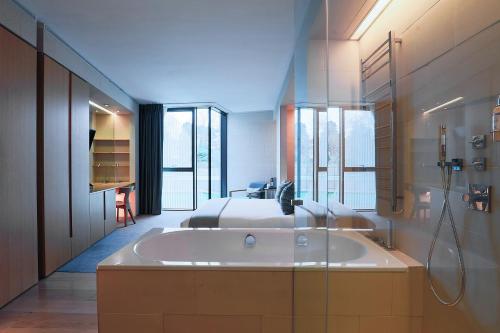 Club Deluxe Room image 4