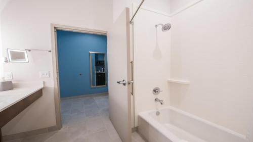 Double Room - Mobility Access Tub/Non-Smoking