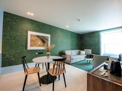 Apartment (4 Adults) image 6