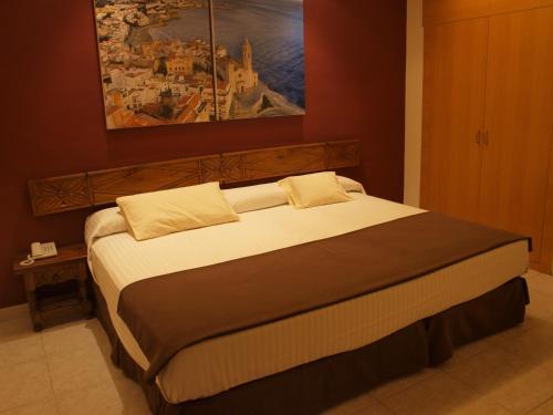 Galeon Stop at Galeón to discover the wonders of Sitges. The hotel has everything you need for a comfortable stay. To be found at the hotel are free Wi-Fi in all rooms, 24-hour front desk, car hire, tours, 