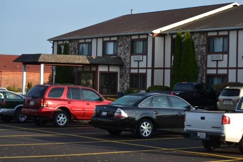 Sky Lodge Inn & Suites - Delavan