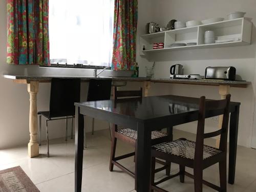 Kitchen, Edens Guest House in Westville
