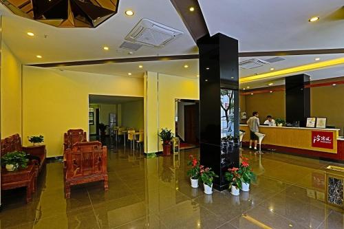 Thank Inn Chain Hotel Jiangxi Jian Erqi Road The 2-star Thank Inn Chain Hotel Jiangxi Jian Erqi Road offers comfort and convenience whether youre on business or holiday in Jian. Offering a variety of facilities and services, the property provi
