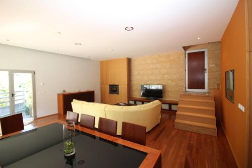 sala de TV, Casa de Paredes Secas by Geres Casas in Amares