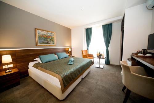 Hotel Le Maritime Set in a prime location of Istanbul, Hotel Le Maritime puts everything the city has to offer just outside your doorstep. The property offers a high standard of service and amenities to suit the indivi