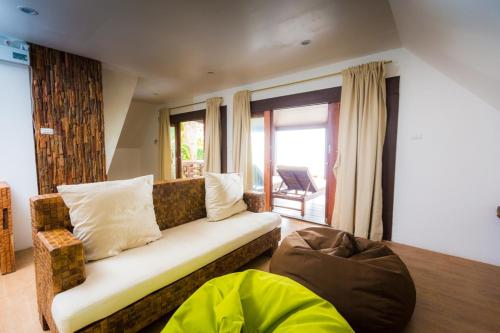 room detail thumbnail 1