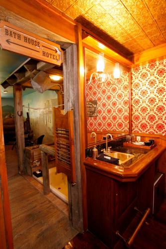 Queen Room - Wild West Theme