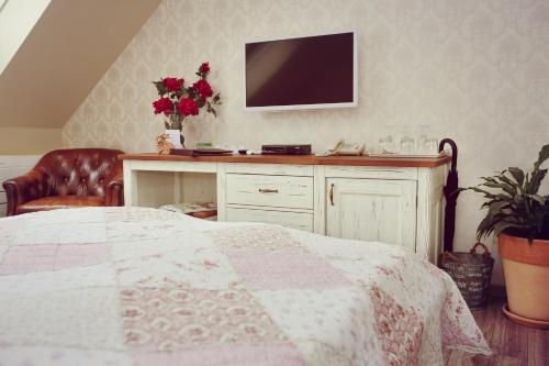 1 queen bed, 1 twin bed