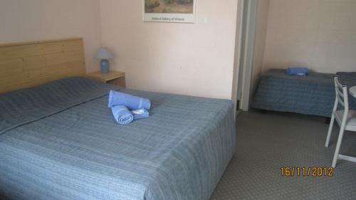 1 queen bed, 2 twin beds