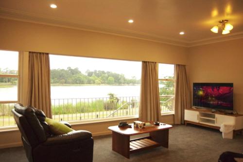 Lake Domain Boarding Holiday House - Accommodation - Hamilton