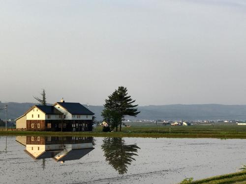 上富良野旅館 (Gufo no Mori Kamifurano) near 白金不動瀑布