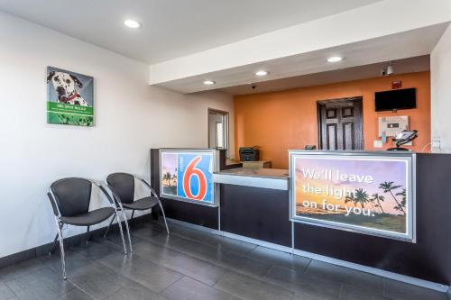Előcsarnok, Motel 6 Needles, CA in Needles (Kalifornia)