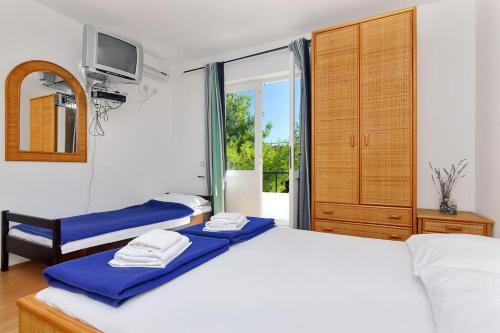  Triple Room Uvala Pokrivenik 2069l in Gdinj
