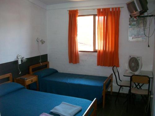 1 double bed, 1 twin bed