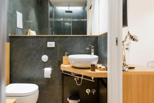 Deluxe Double or Twin Room with Balcony image 7